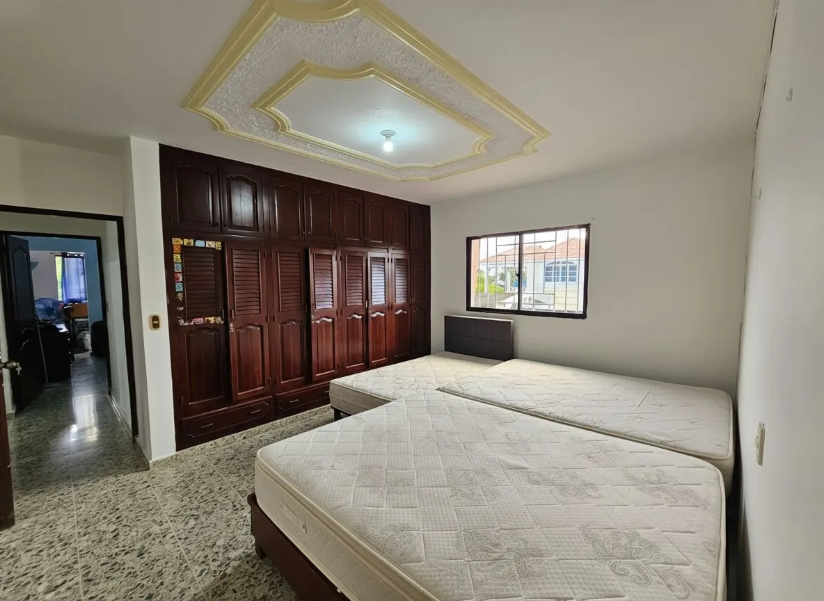 Casa muy amplia, cada hab. con su baño + terraza + kiosko