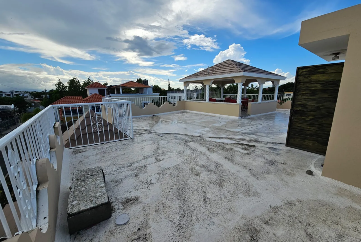 Casa muy amplia, cada hab. con su baño + terraza + kiosko