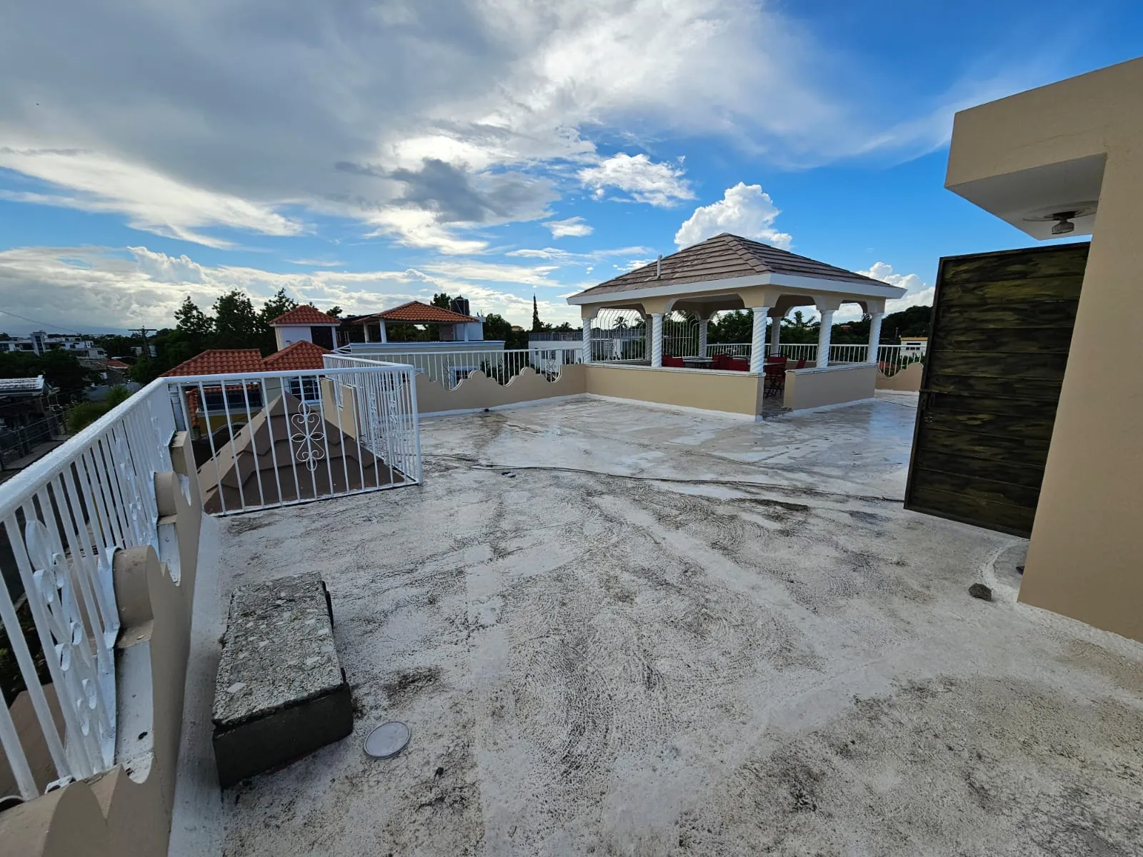 Casa muy amplia, cada hab. con su baño + terraza + kiosko