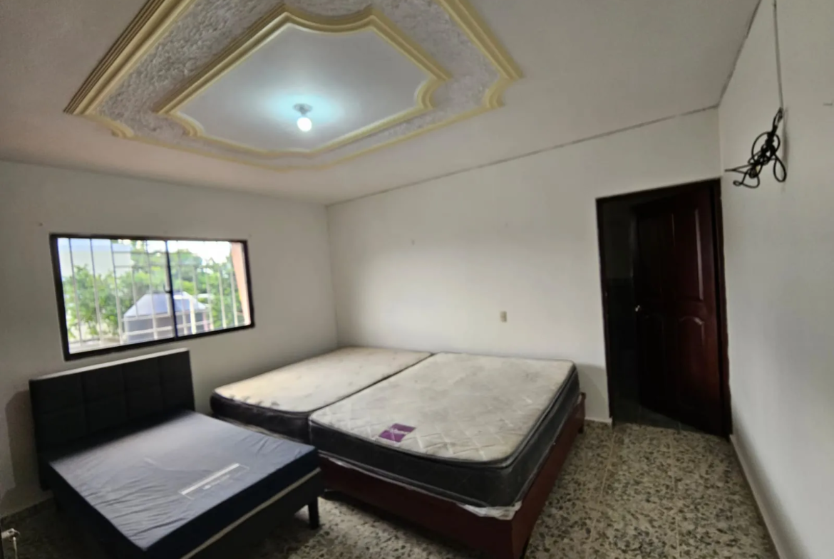 Casa muy amplia, cada hab. con su baño + terraza + kiosko