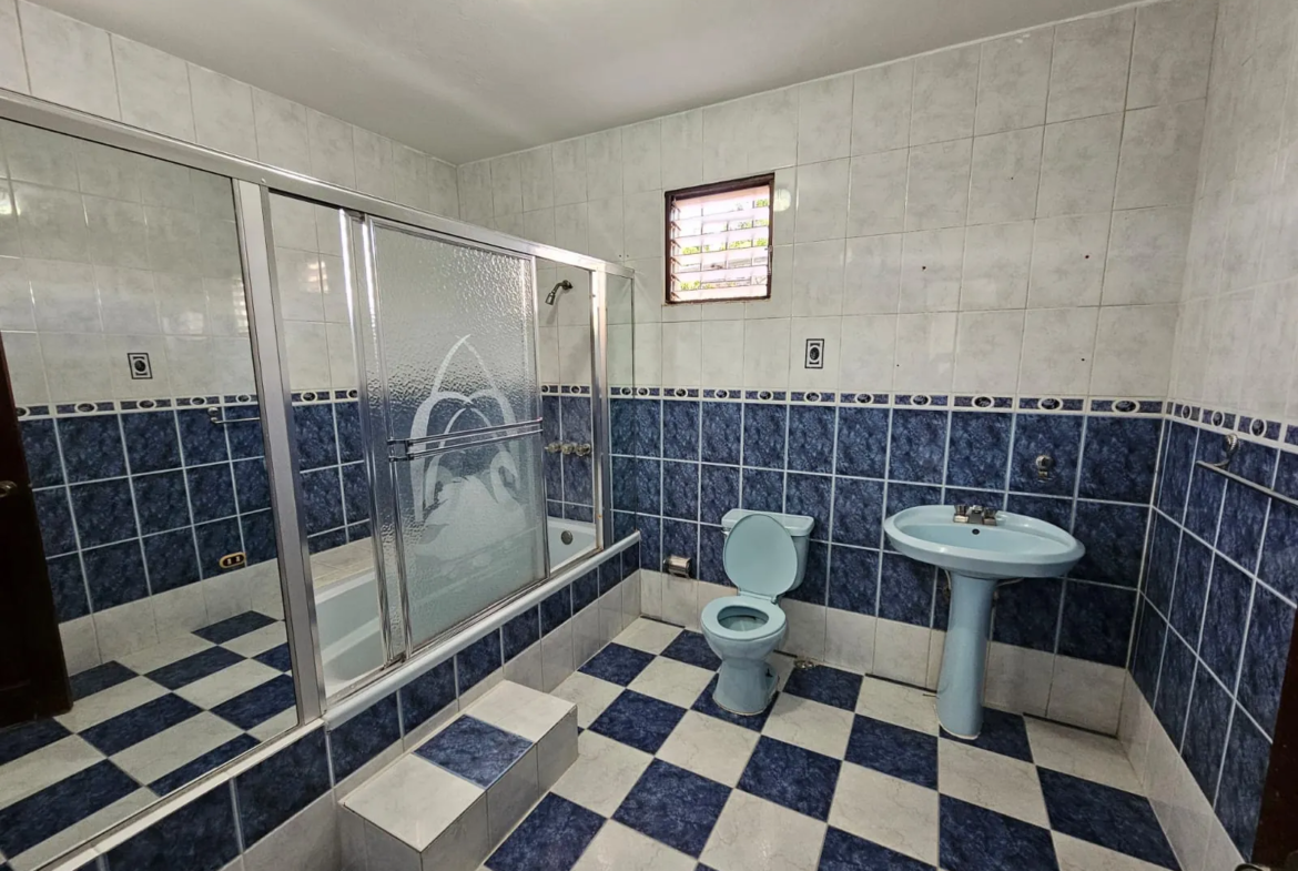 Casa muy amplia, cada hab. con su baño + terraza + kiosko