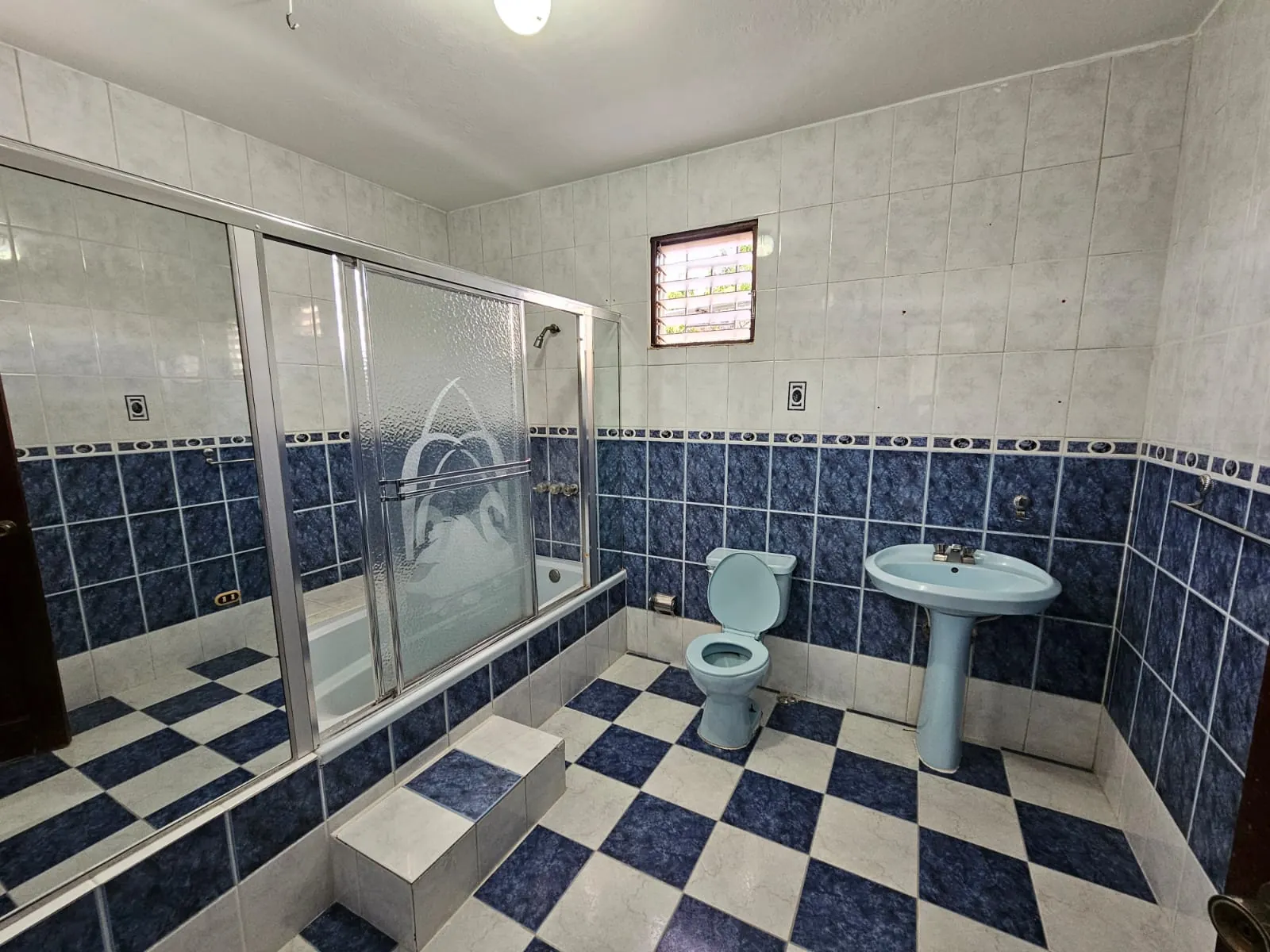 Casa muy amplia, cada hab. con su baño + terraza + kiosko