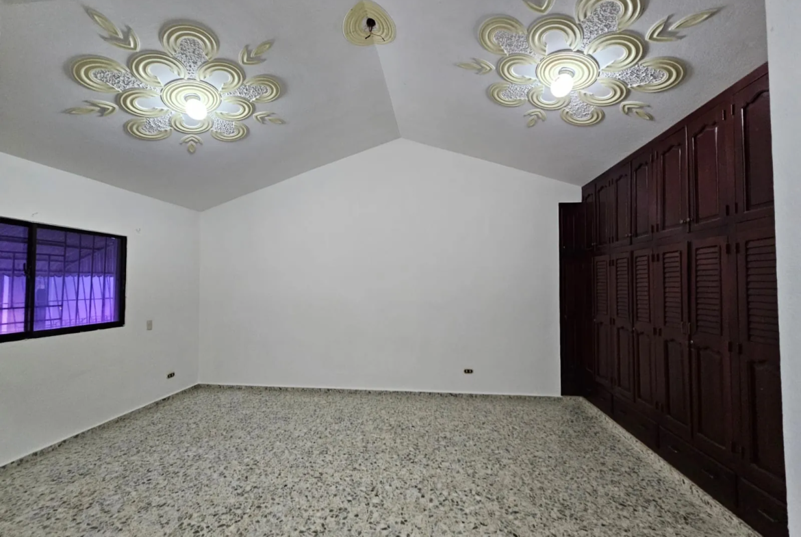 Casa muy amplia, cada hab. con su baño + terraza + kiosko
