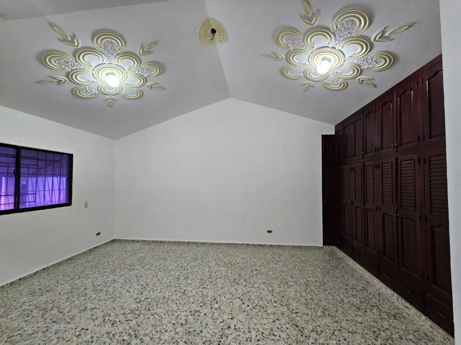 Casa muy amplia, cada hab. con su baño + terraza + kiosko