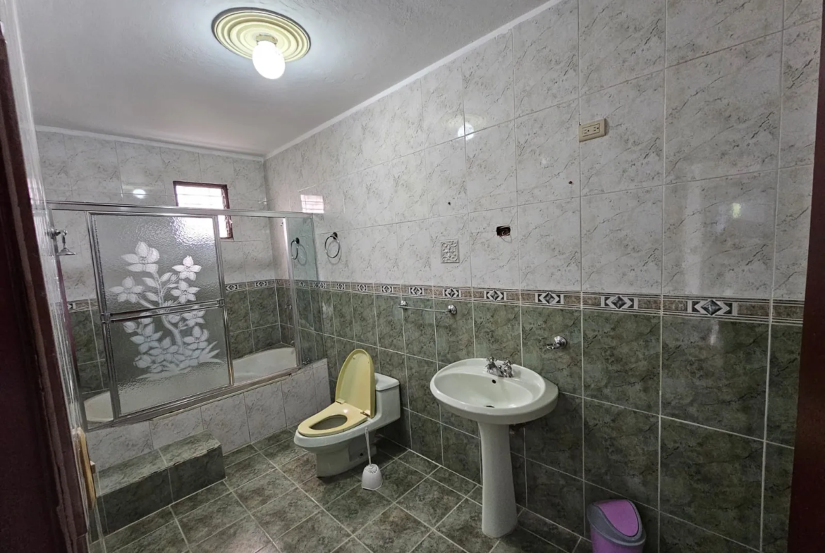 Casa muy amplia, cada hab. con su baño + terraza + kiosko