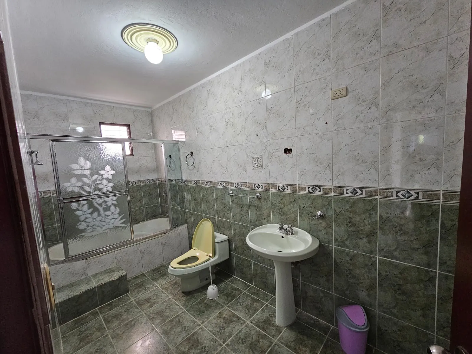 Casa muy amplia, cada hab. con su baño + terraza + kiosko