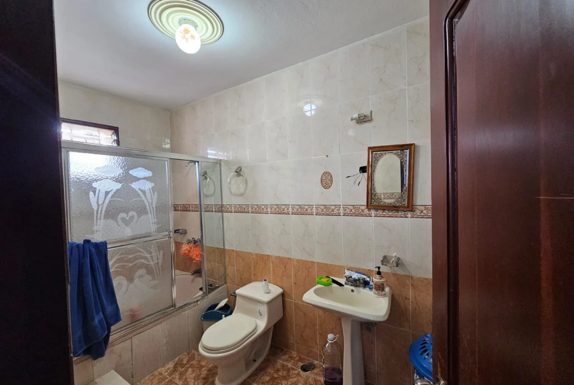 Casa muy amplia, cada hab. con su baño + terraza + kiosko