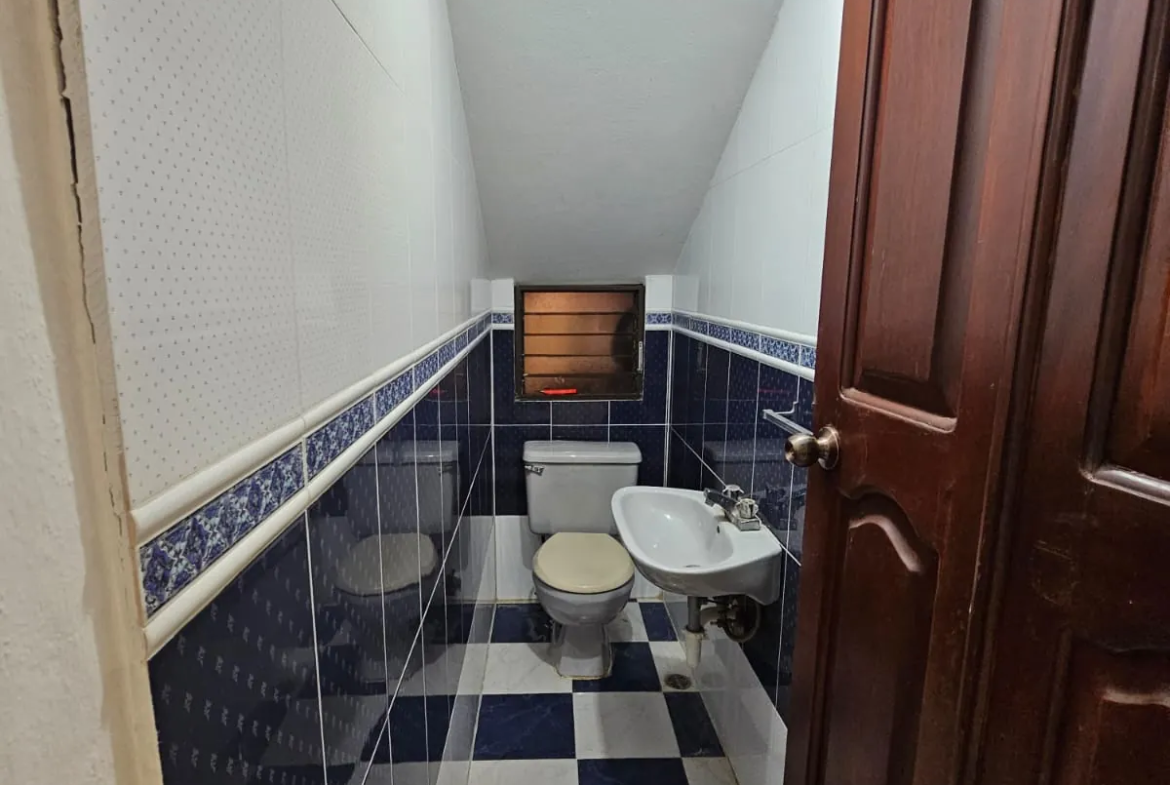 Casa muy amplia, cada hab. con su baño + terraza + kiosko
