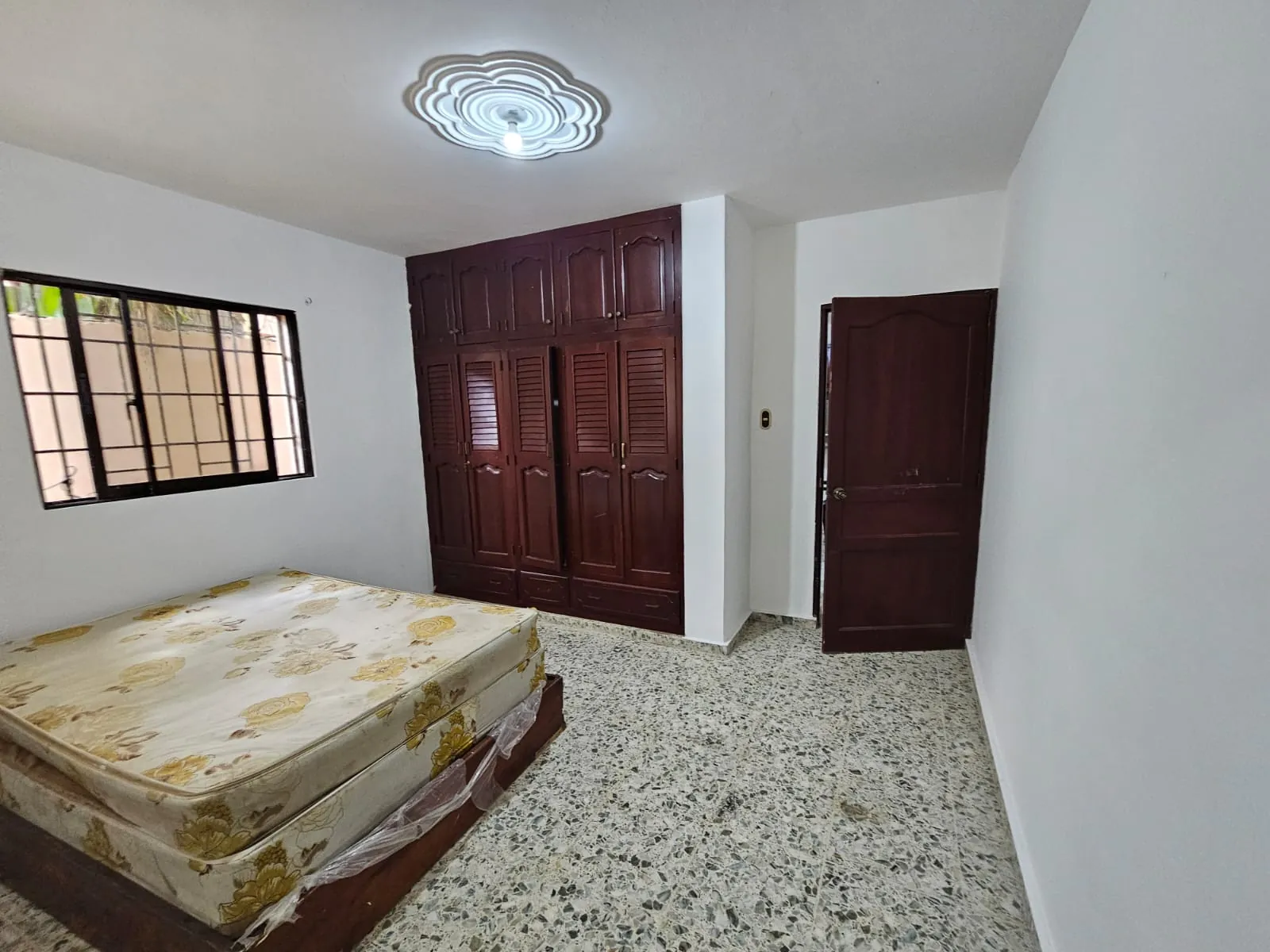 Casa muy amplia, cada hab. con su baño + terraza + kiosko