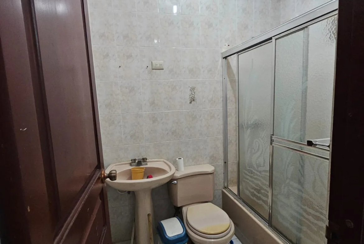 Casa muy amplia, cada hab. con su baño + terraza + kiosko