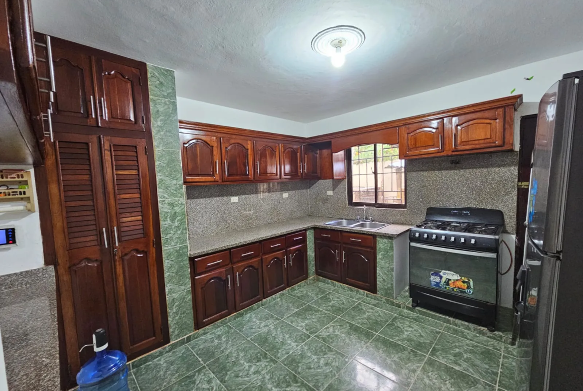 Casa muy amplia, cada hab. con su baño + terraza + kiosko