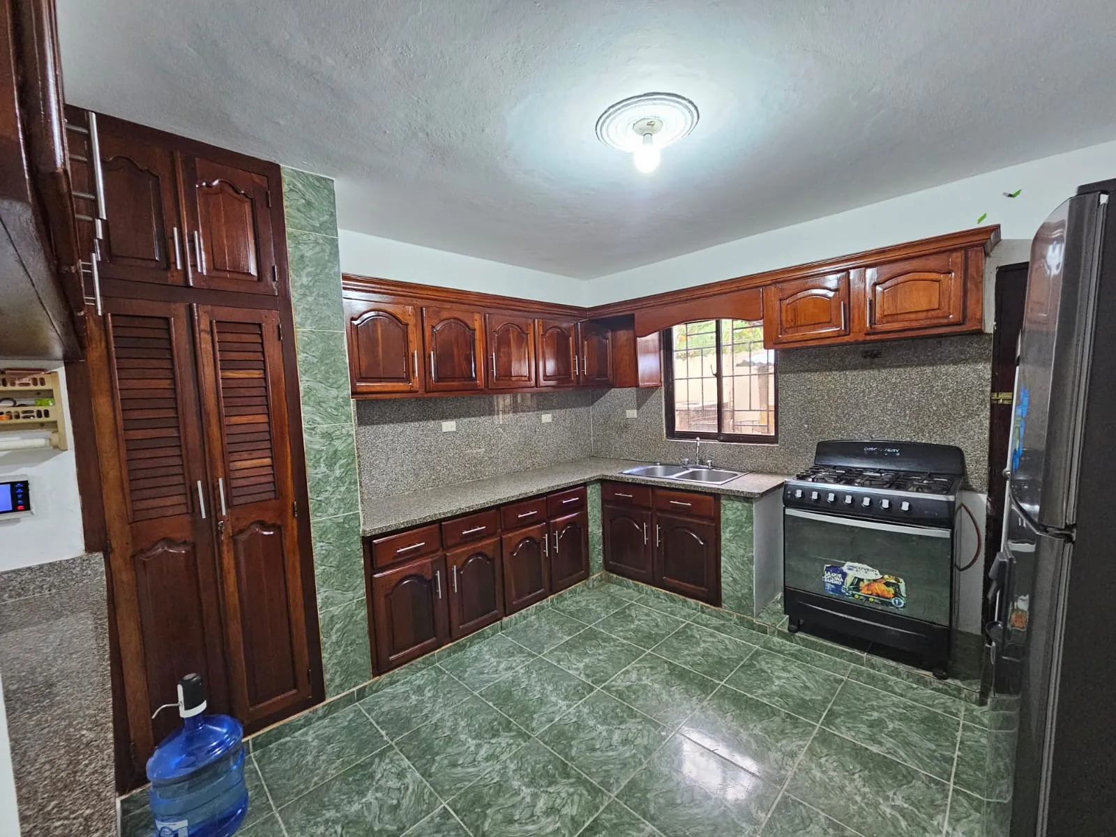 Casa muy amplia, cada hab. con su baño + terraza + kiosko