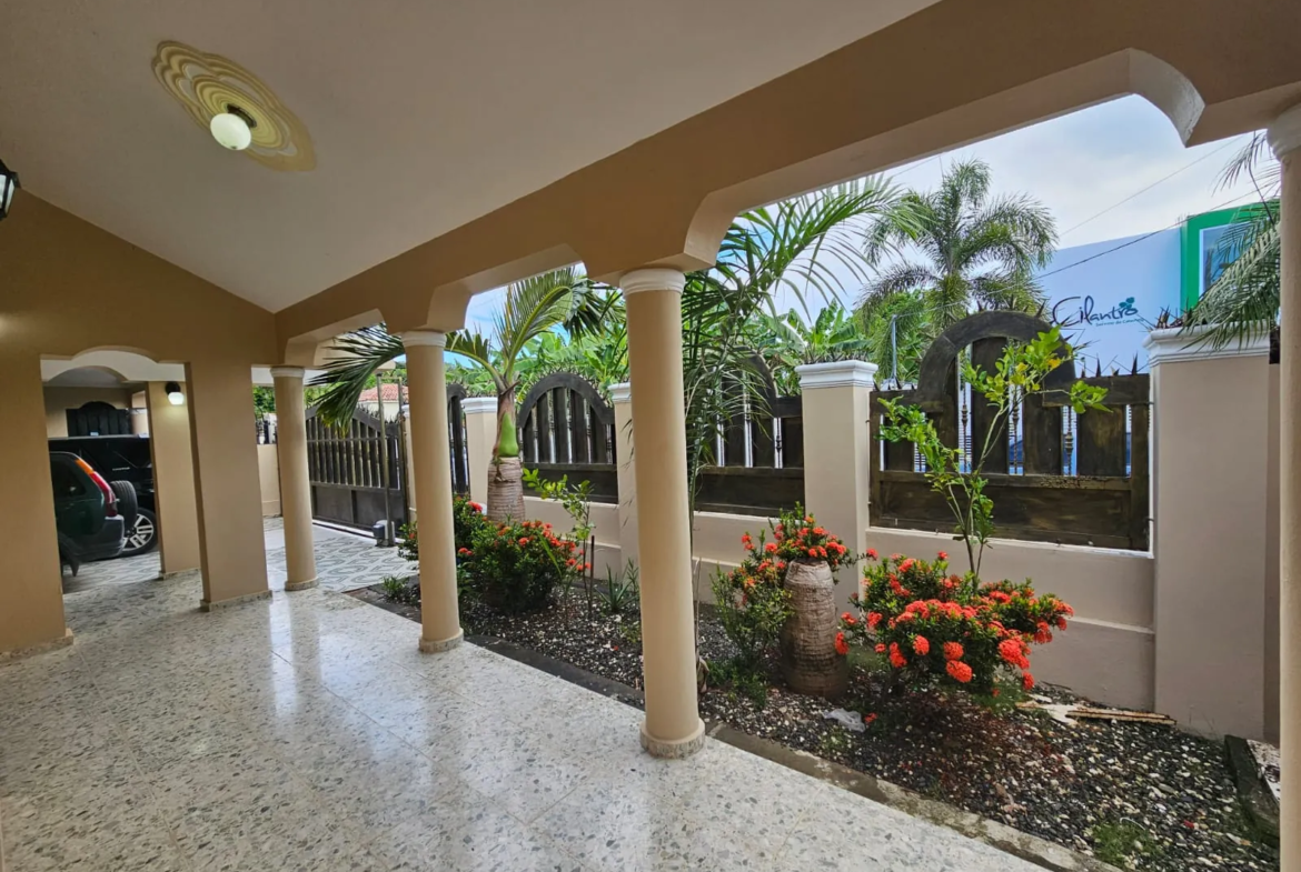 Casa muy amplia, cada hab. con su baño + terraza + kiosko