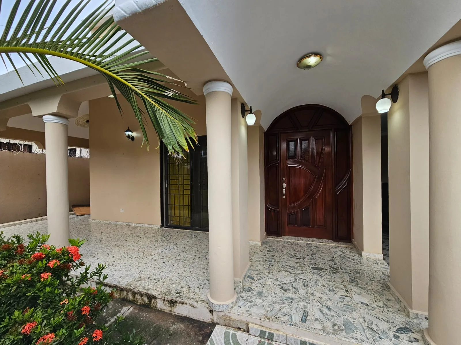 Casa muy amplia, cada hab. con su baño + terraza + kiosko