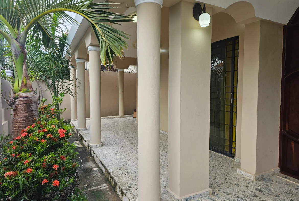 Casa muy amplia, cada hab. con su baño + terraza + kiosko