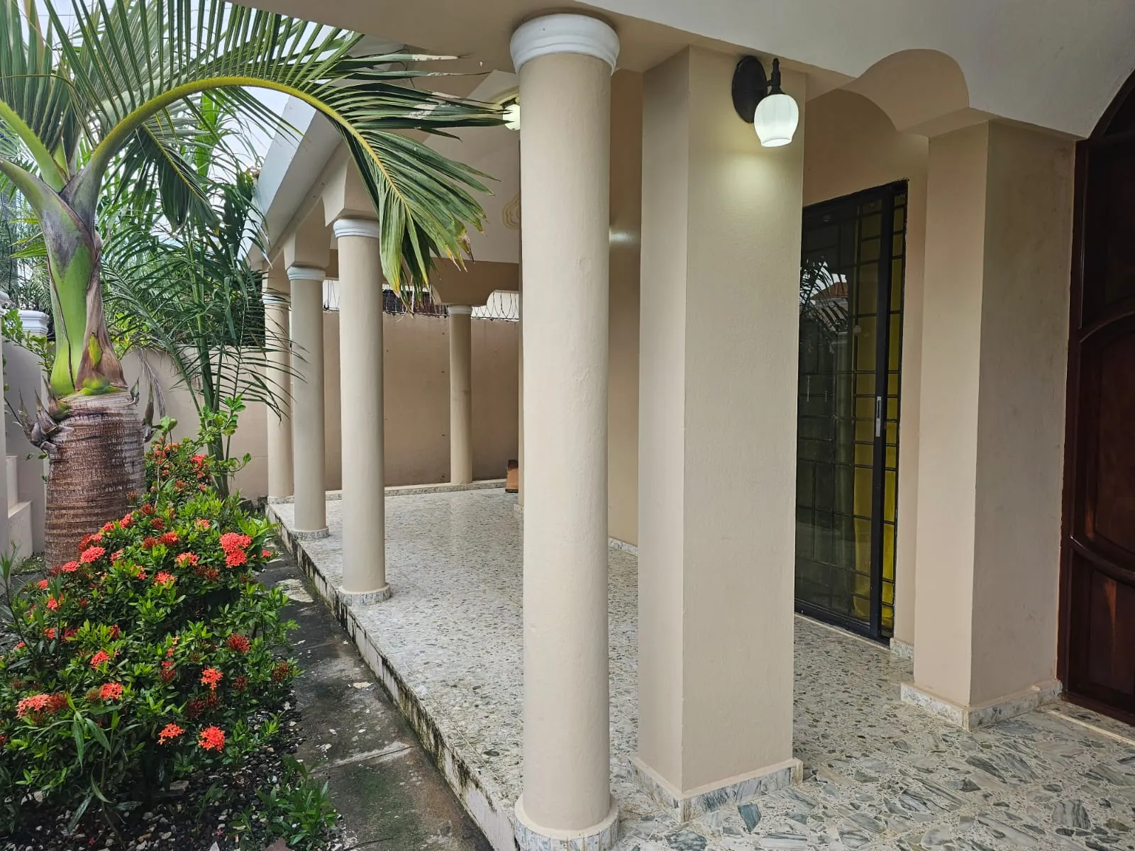 Casa muy amplia, cada hab. con su baño + terraza + kiosko