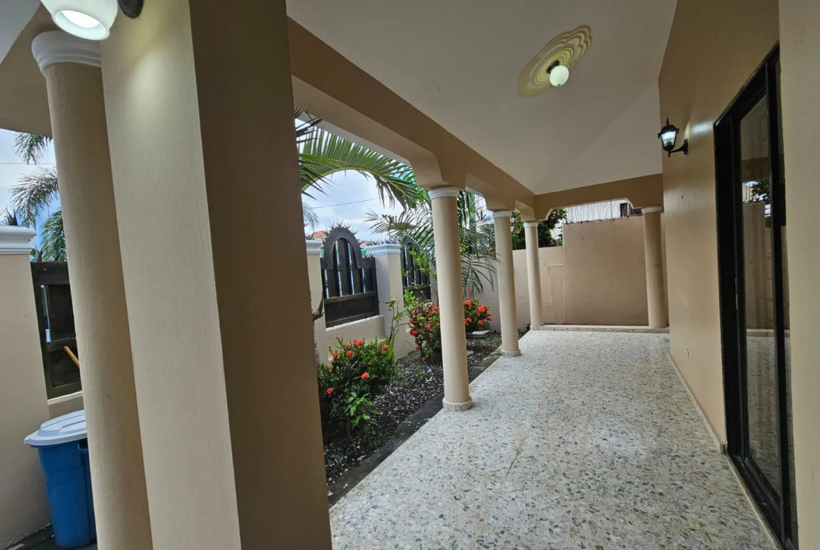 Casa muy amplia, cada hab. con su baño + terraza + kiosko