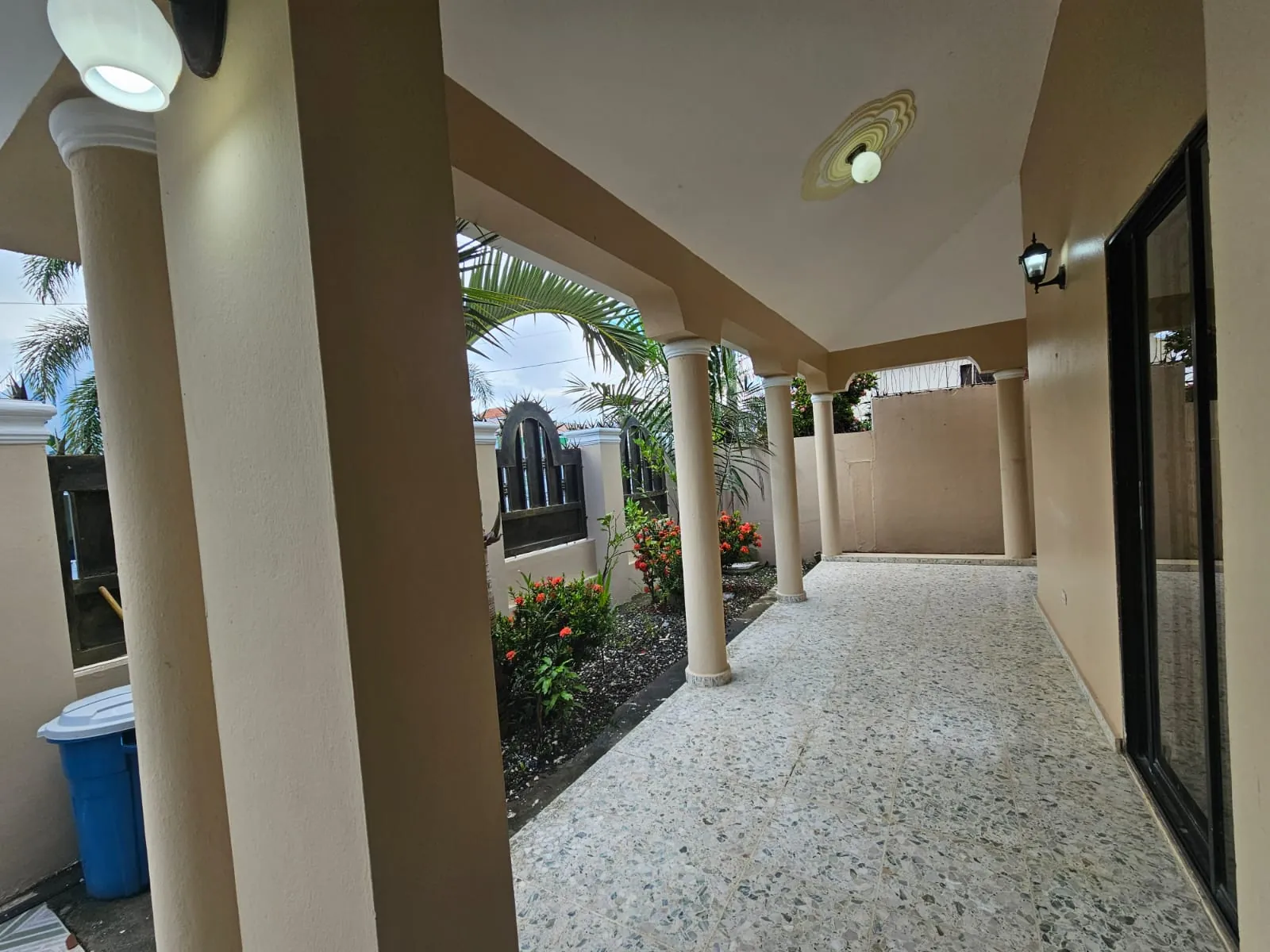 Casa muy amplia, cada hab. con su baño + terraza + kiosko